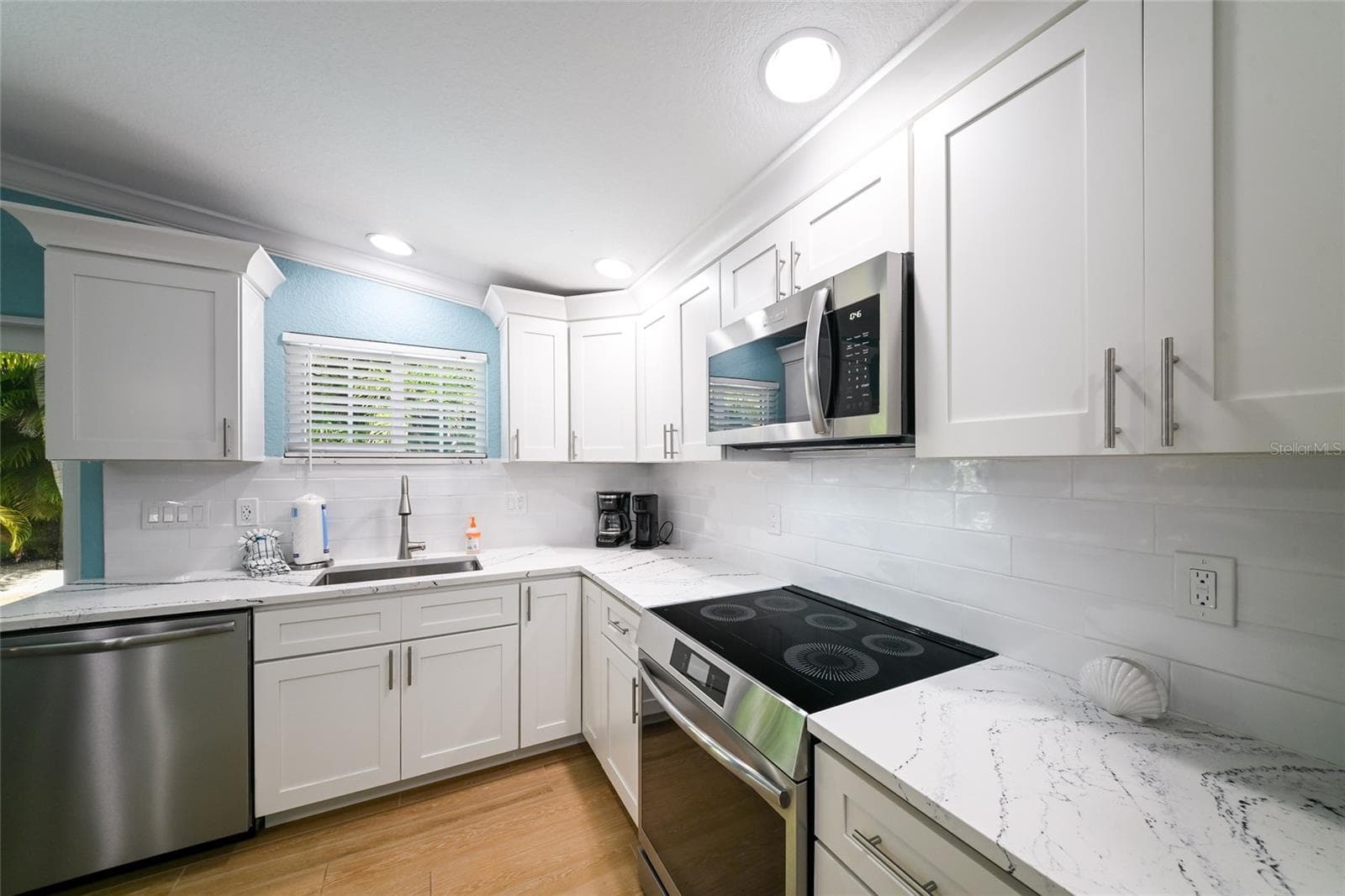 New quartz countertops and all new stainless steel appliances - 324 64TH ST, HOLMES BEACH