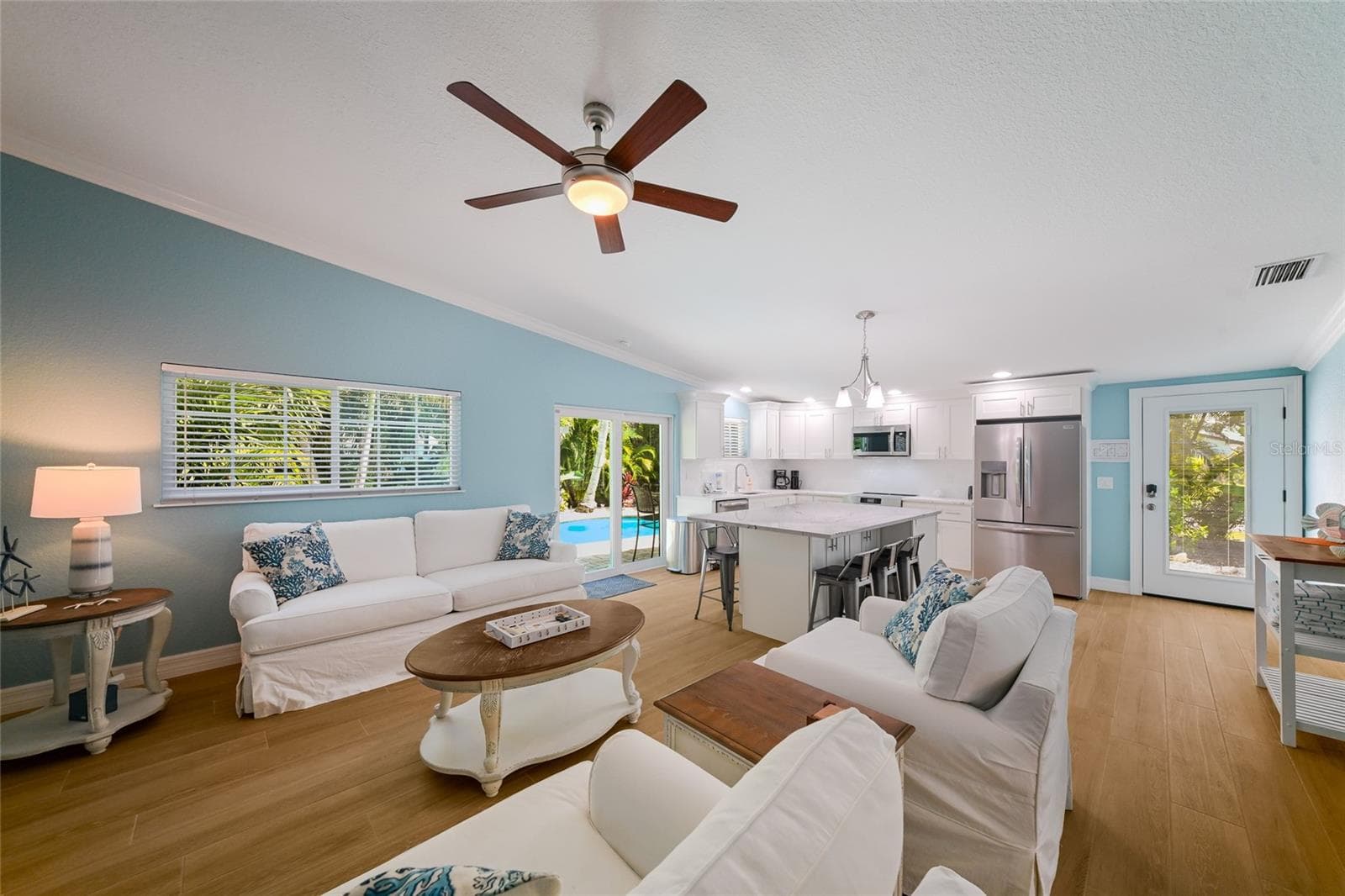 Nice open living space - 324 64TH ST, HOLMES BEACH