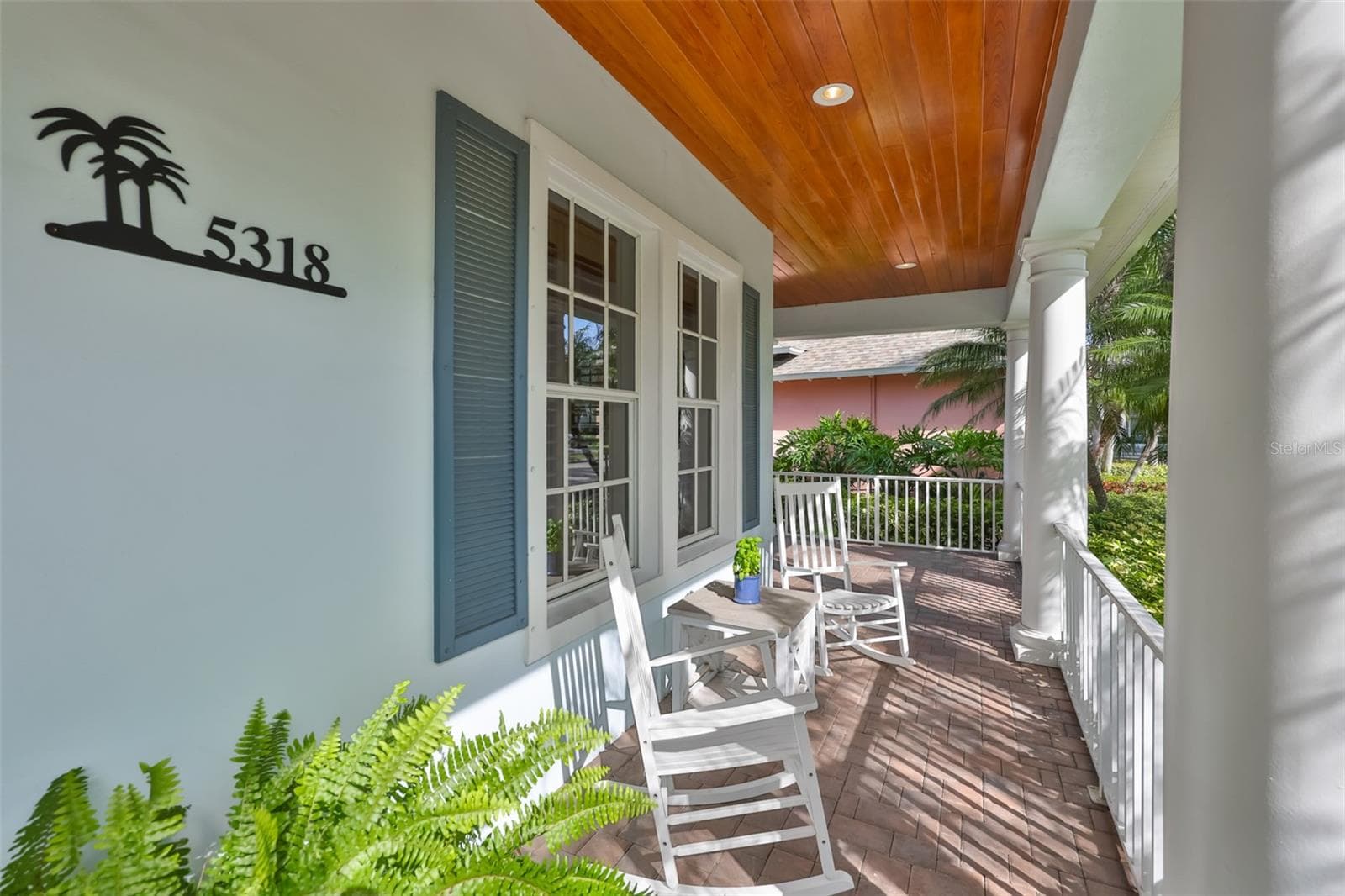 wood tongue-in-groove porch ceiling - 5318 LOON NEST CT, APOLLO BEACH