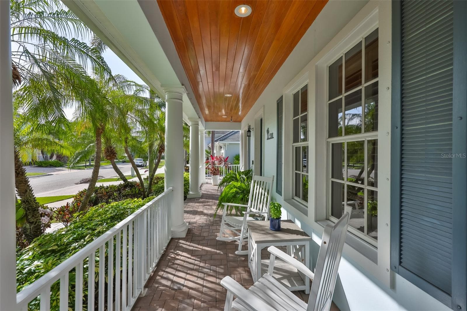 plenty of room for seating on front porch - 5318 LOON NEST CT, APOLLO BEACH