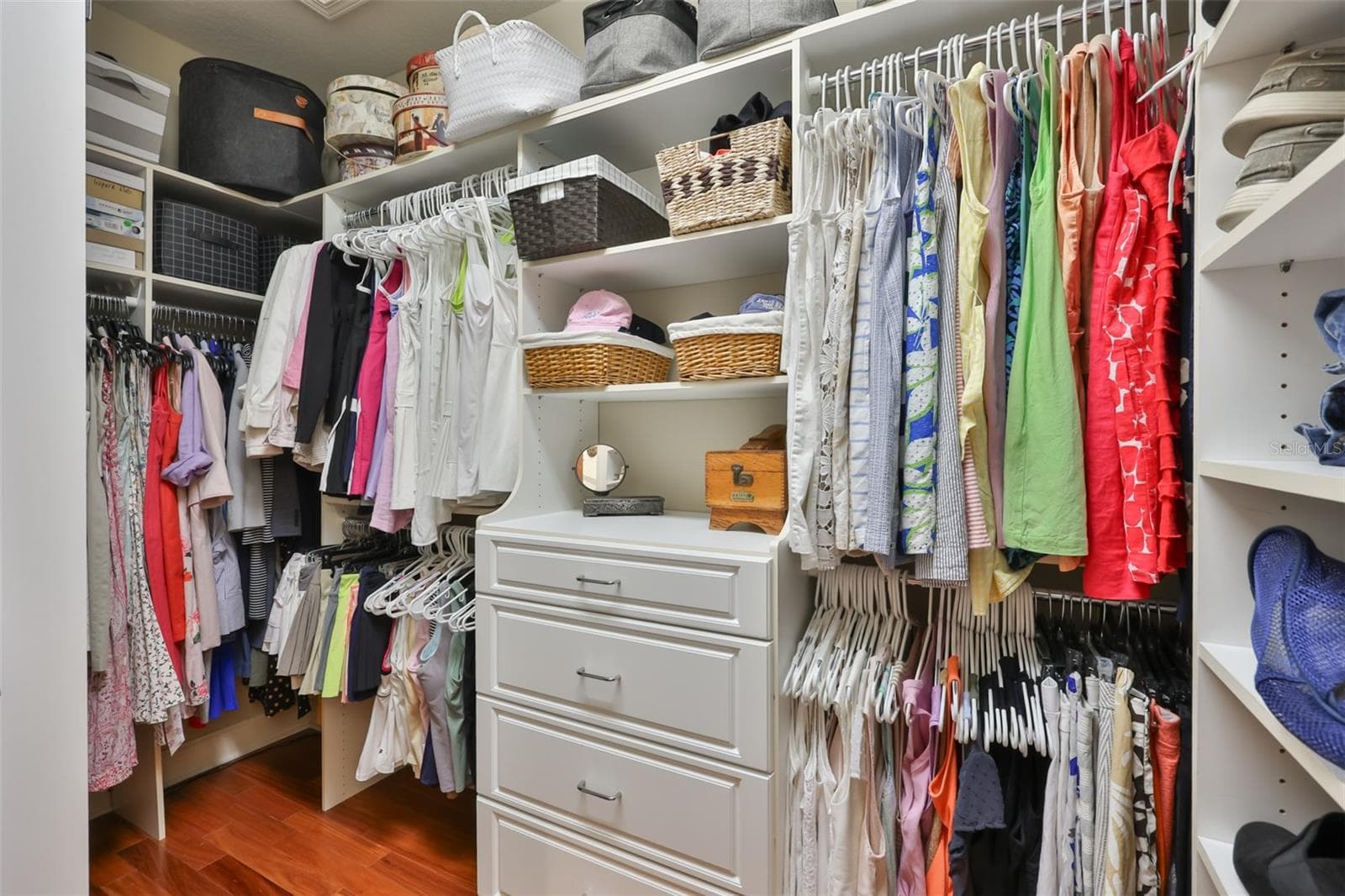 walk in master closet with built-ins - 5318 LOON NEST CT, APOLLO BEACH