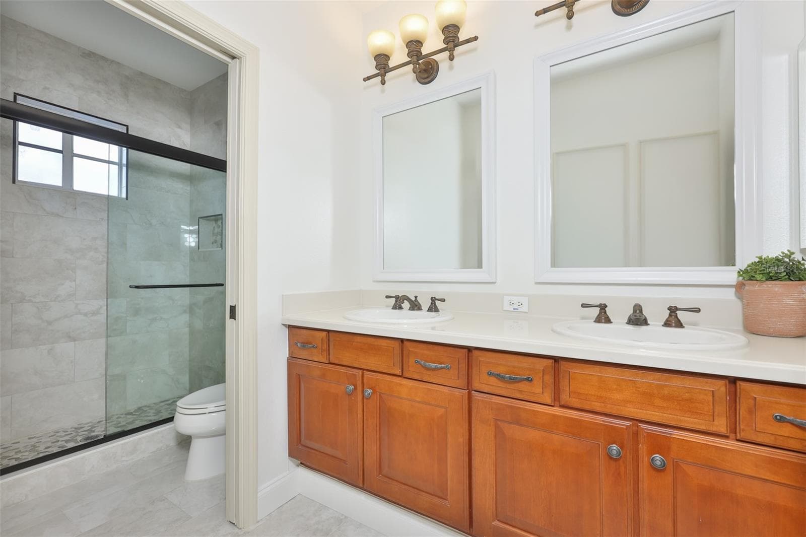 large full bath upstairs with double sink vanity and pocket door into toilet/shower room - 5318 LOON NEST CT, APOLLO BEACH