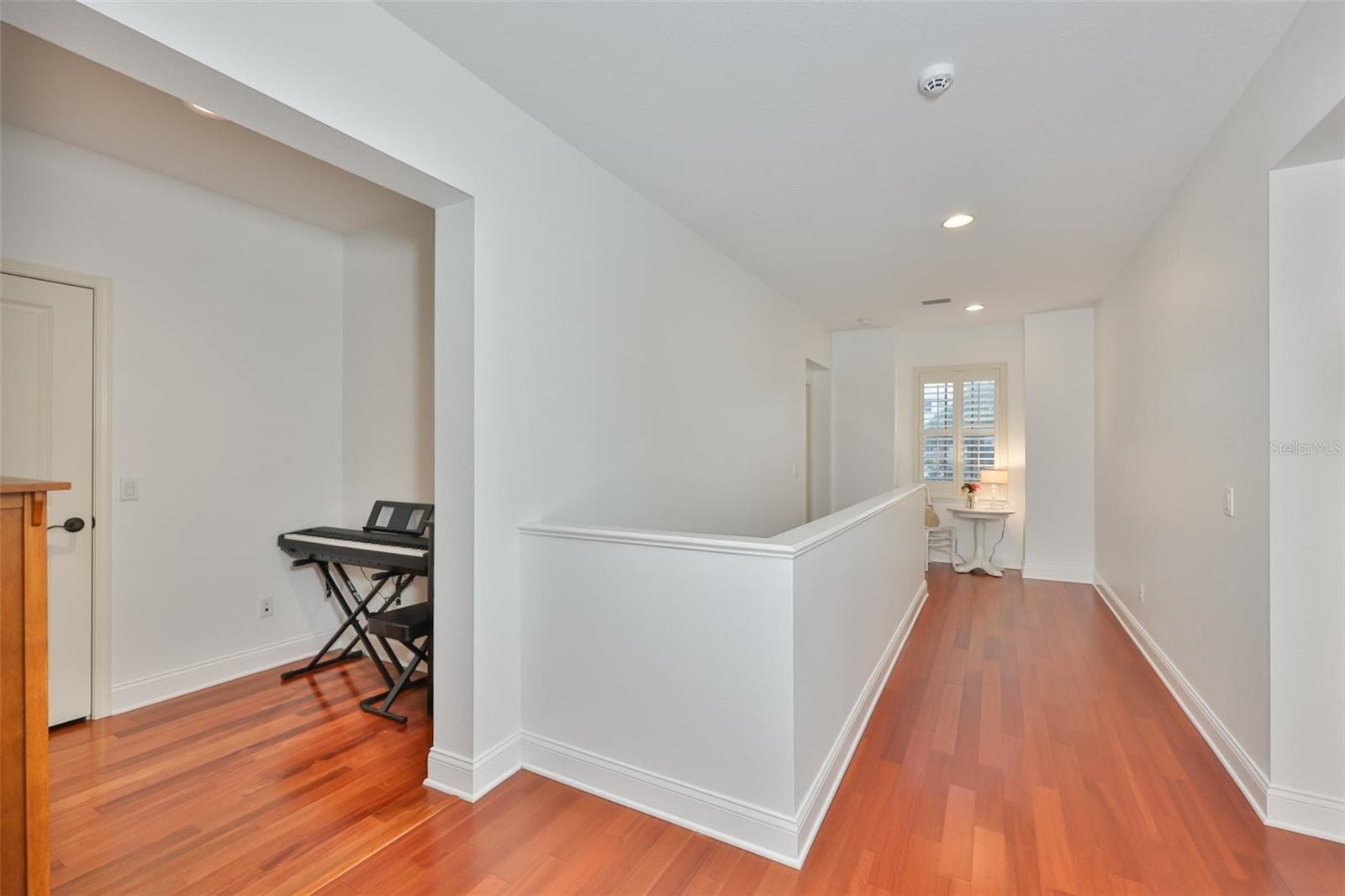 upstairs hallway/solid stairway sides - 5318 LOON NEST CT, APOLLO BEACH