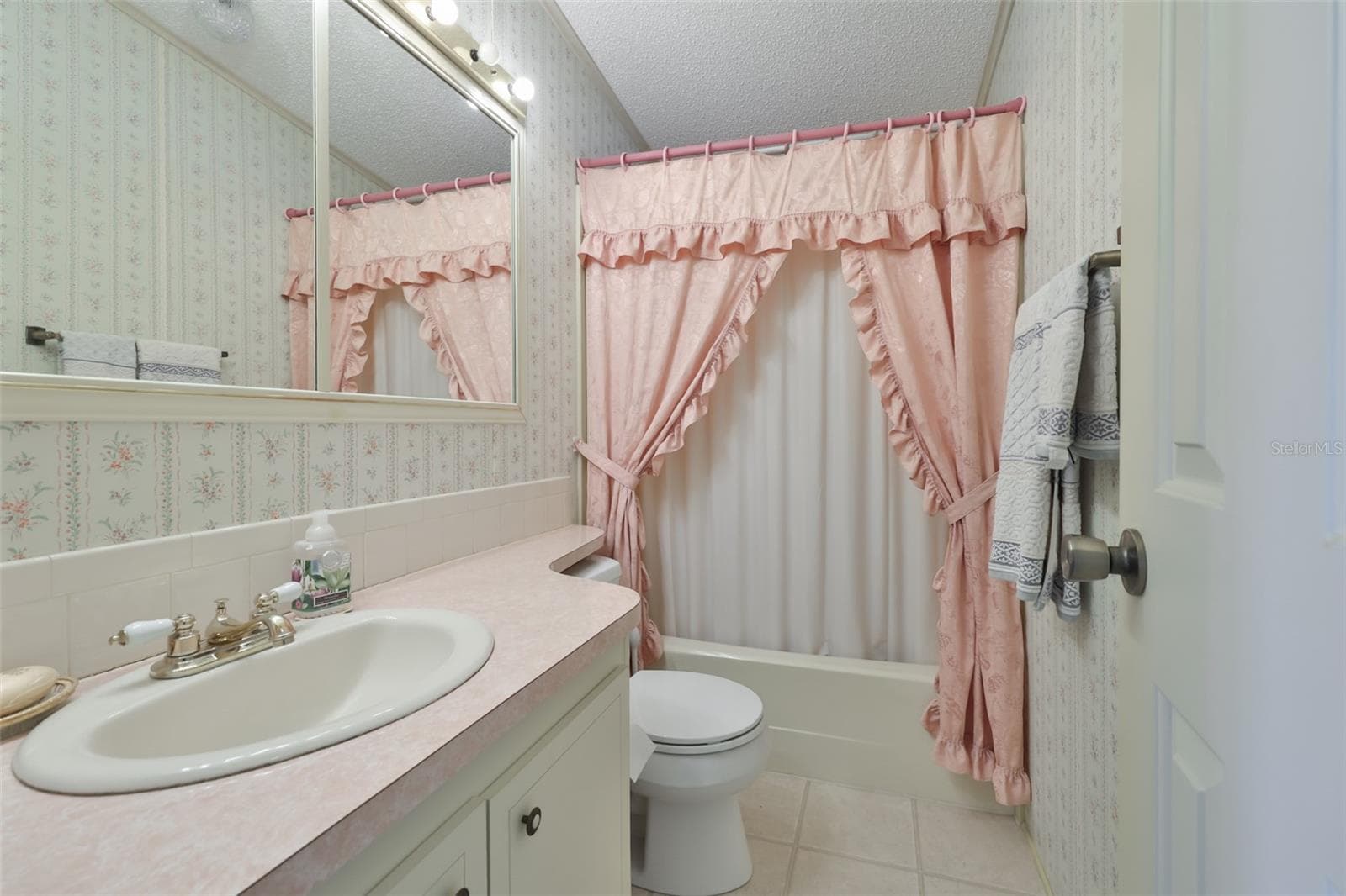 Manufactured Home at 192 S PORT ROYAL LN, APOLLO BEACH, photo 21 of 33