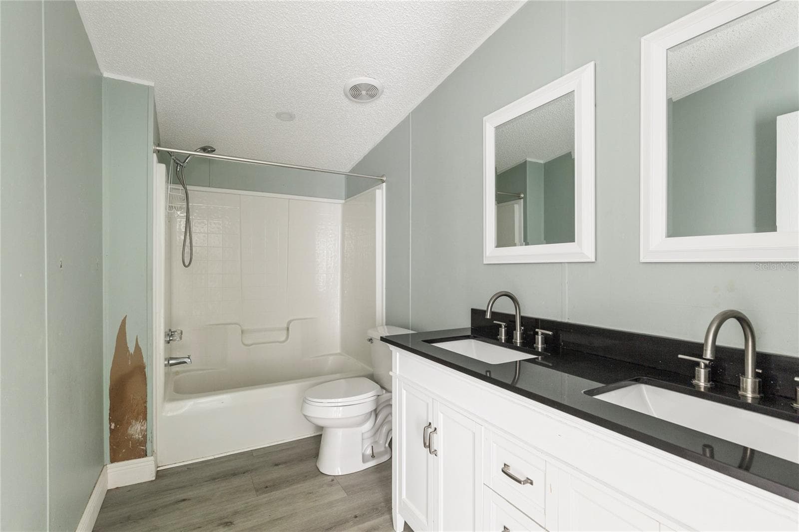 Bathroom 2 with Tub/Shower Combo - 3518 KIAH DR, WESLEY CHAPEL