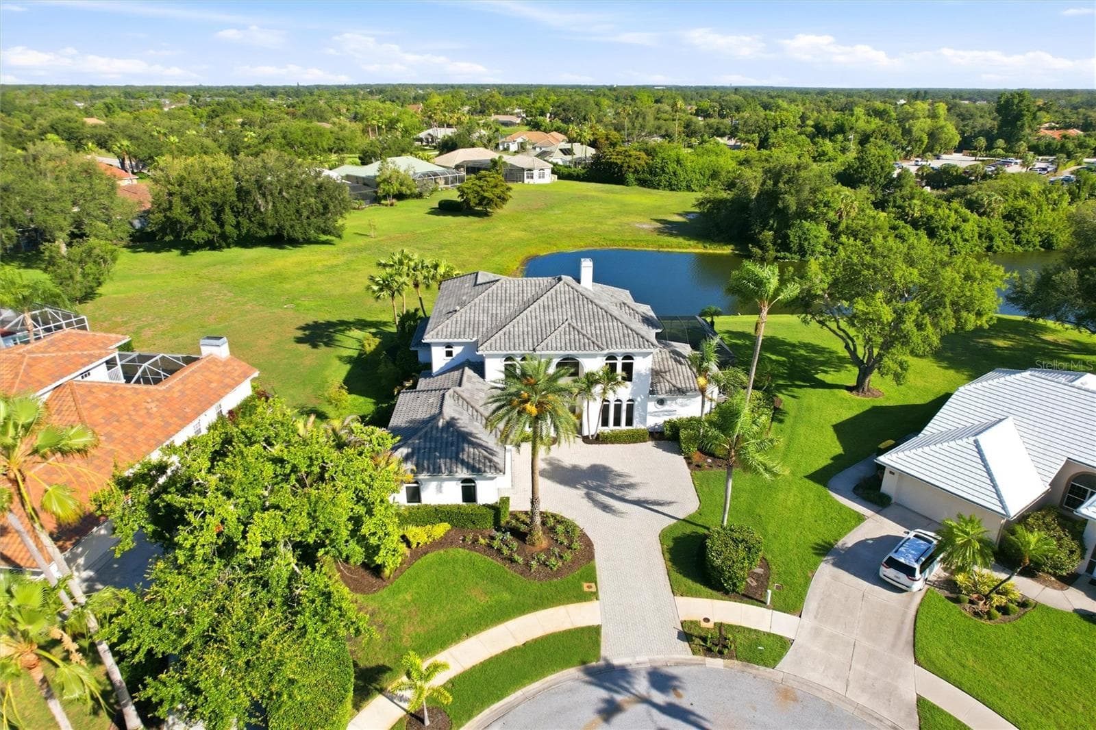 Located in a quiet culdesac with serene views of the lake and 18th Hole. - 8417 LONE EAGLE WAY, SARASOTA