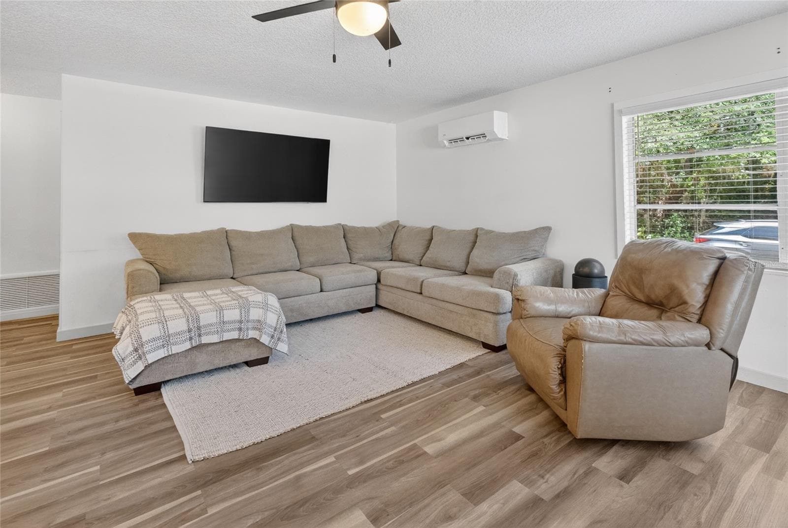 Living room - 529 E GOTTSCHE AVE, EUSTIS