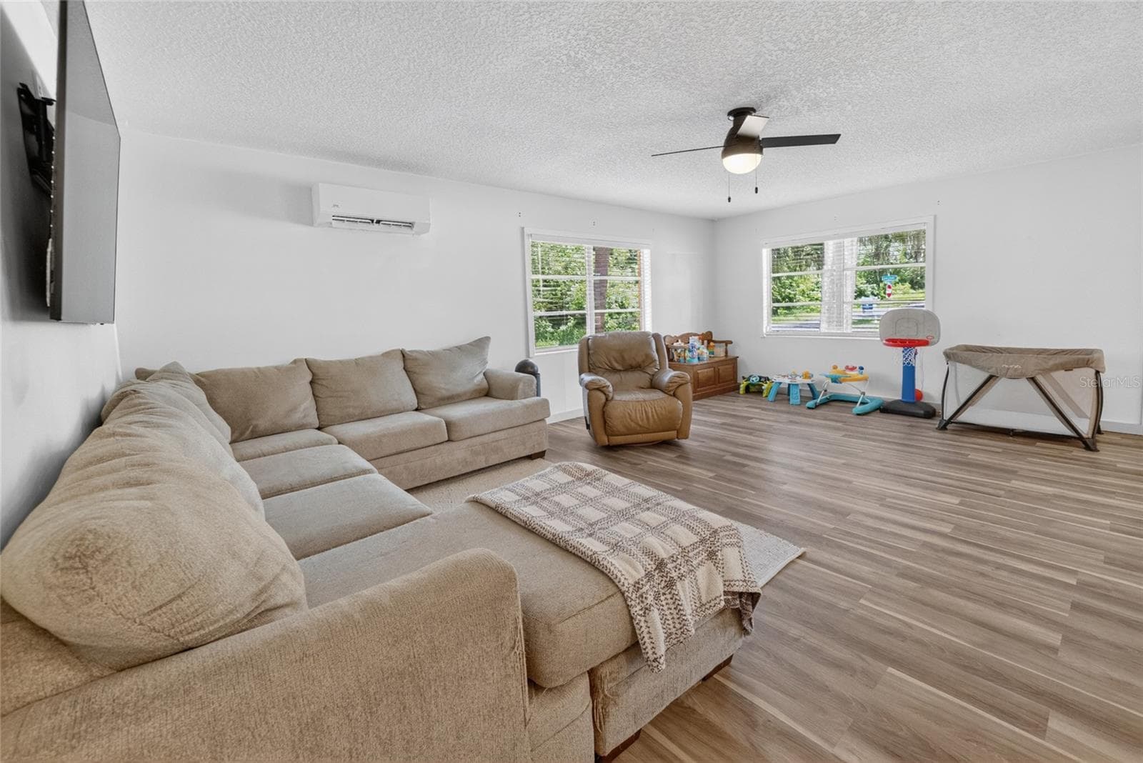 Living room - 529 E GOTTSCHE AVE, EUSTIS