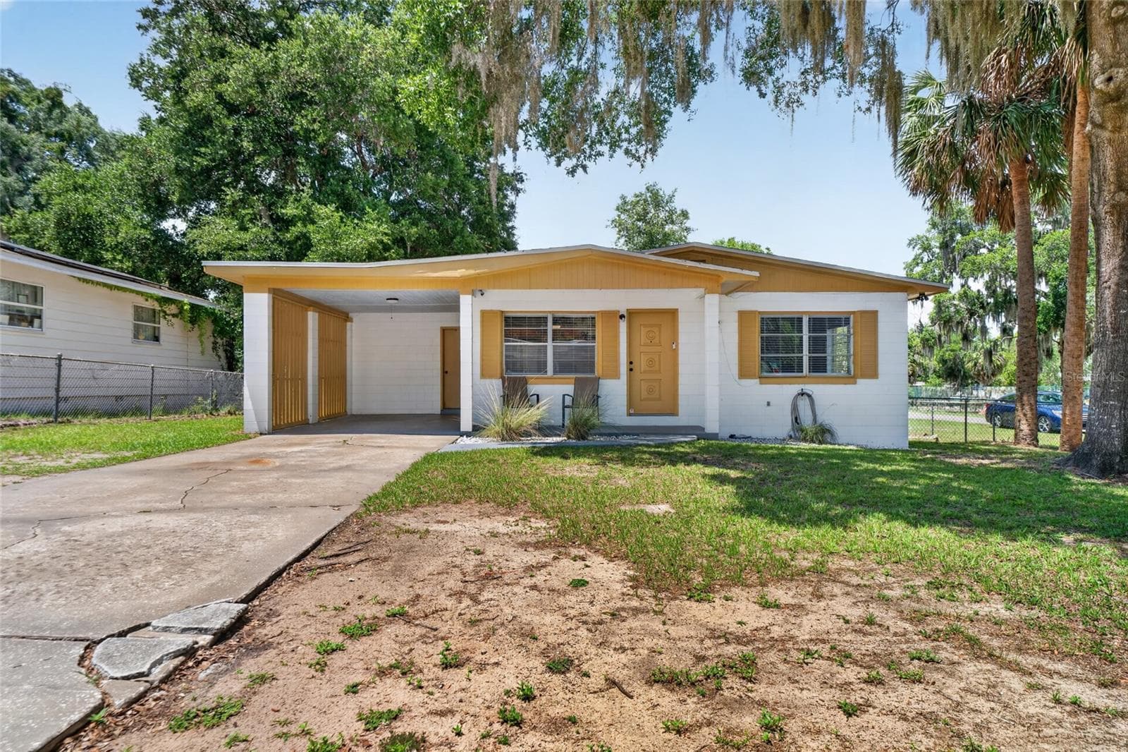Front - 529 E GOTTSCHE AVE, EUSTIS