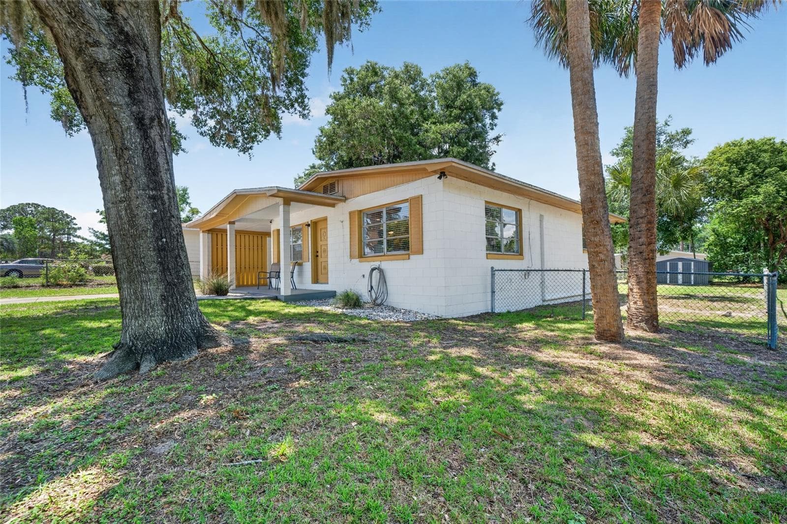 Side yard - 529 E GOTTSCHE AVE, EUSTIS
