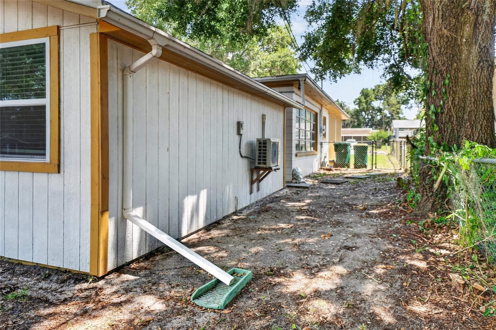 Side yard - 529 E GOTTSCHE AVE, EUSTIS