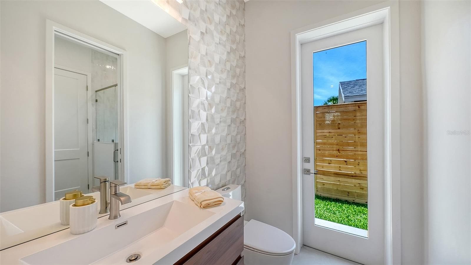 Main level ensuite with access to outdoor - 2225 FLORINDA ST, SARASOTA