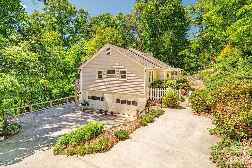 Single Family Residence at 146 Churchill Downs Drive, Fairview, photo 2 of 39