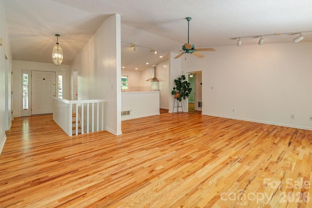 Single Family Residence at 146 Churchill Downs Drive, Fairview, photo 4 of 39