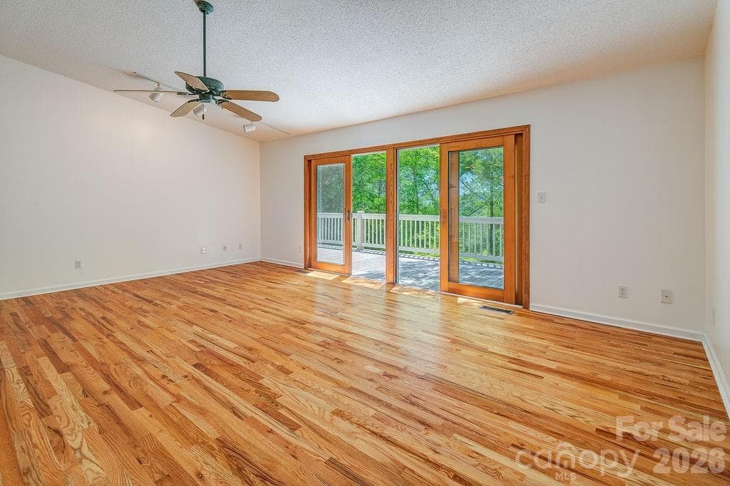 Single Family Residence at 146 Churchill Downs Drive, Fairview, photo 5 of 39