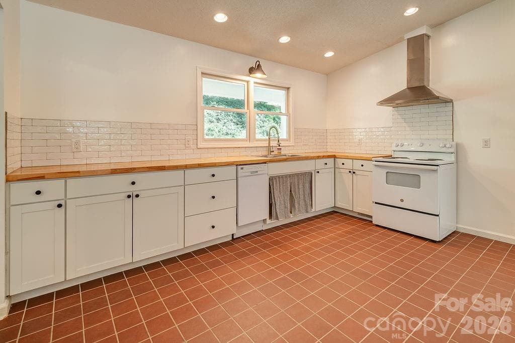 Single Family Residence at 146 Churchill Downs Drive, Fairview, photo 8 of 39