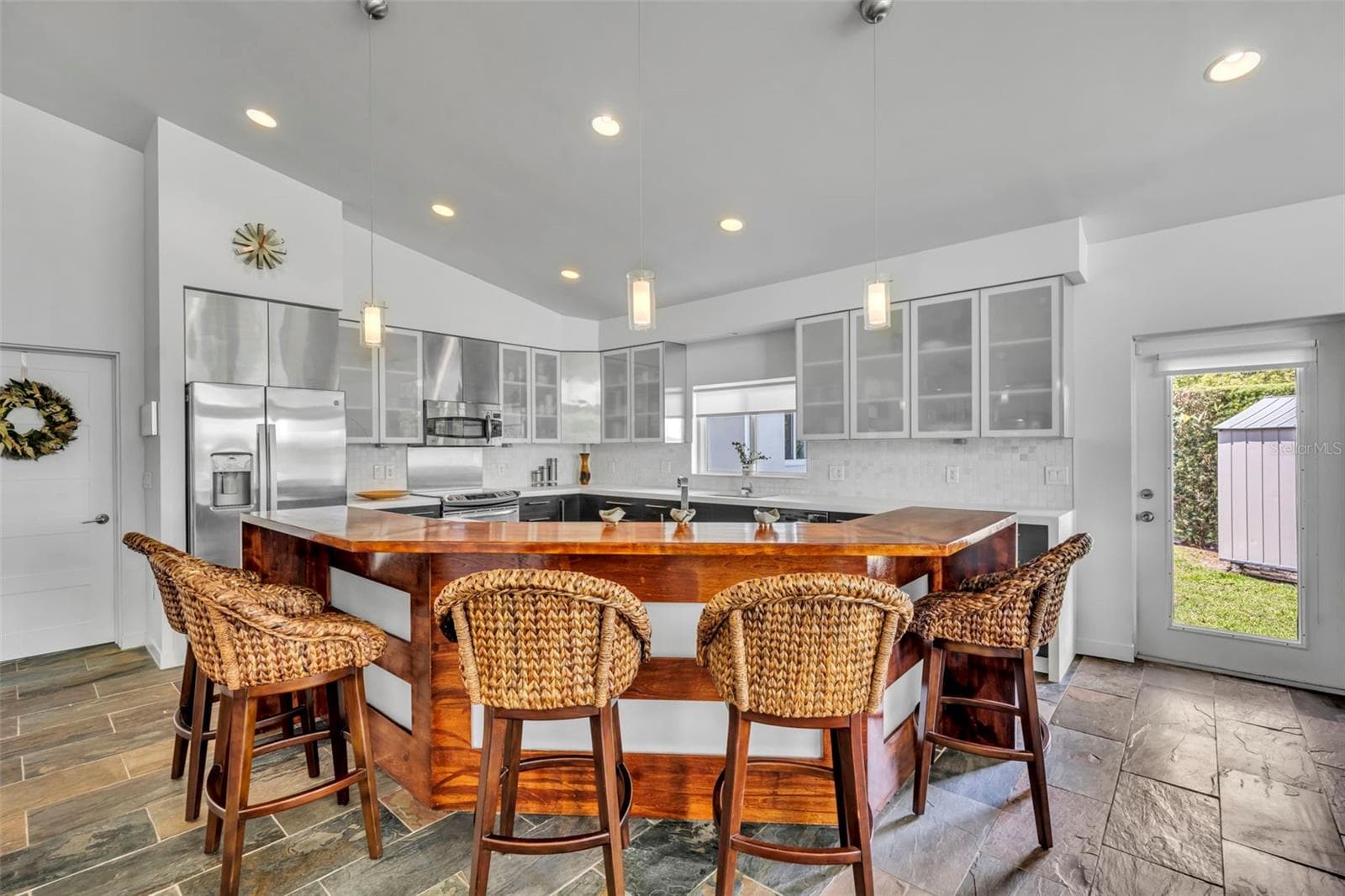 Island seating - great for friends and family - 1841 LAKE SPIER DRIVE, WINTER PARK