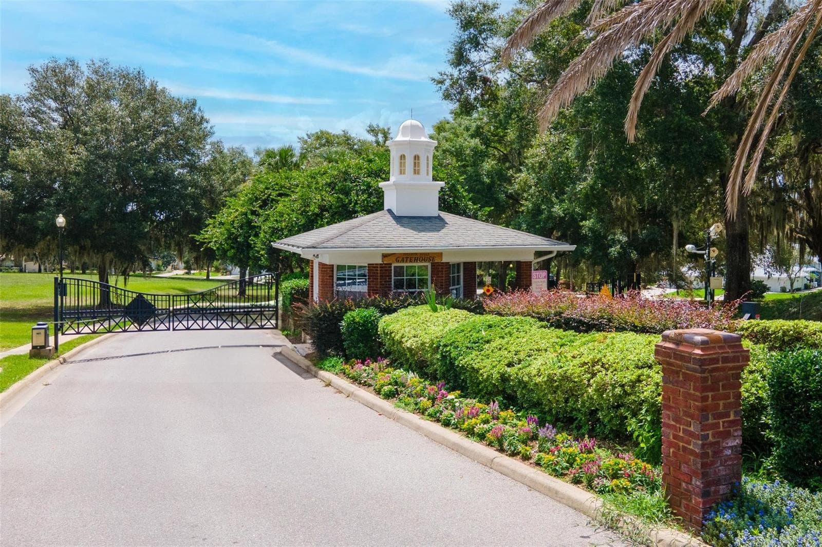 North Entrance to ALL AGE Golf Community!! - 6115 LANDINGS BLVD, LADY LAKE