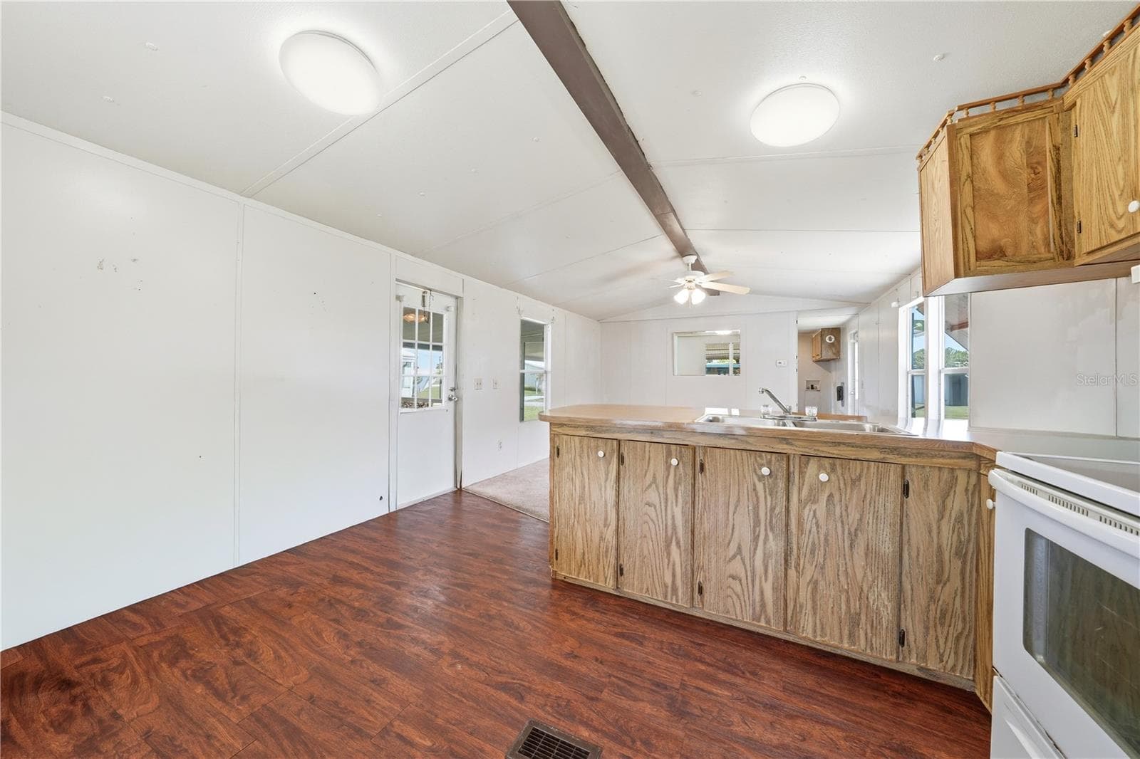 Manufactured Home at 30107 GREEN BAY DR, TAVARES, photo 4 of 29