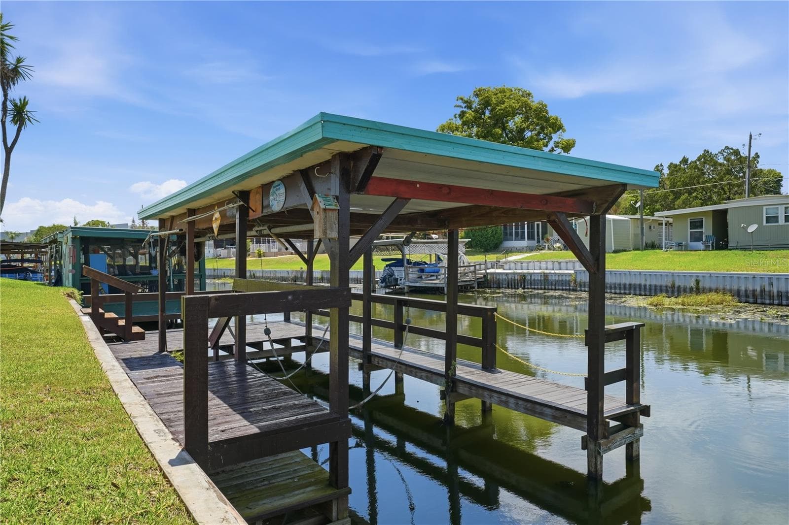 Dock with lift - 30107 GREEN BAY DR, TAVARES