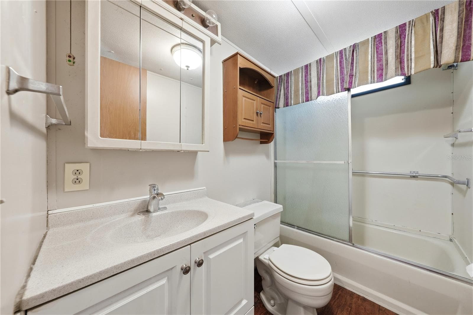 Bathroom - tub/shower combo with single vanity - 30107 GREEN BAY DR, TAVARES