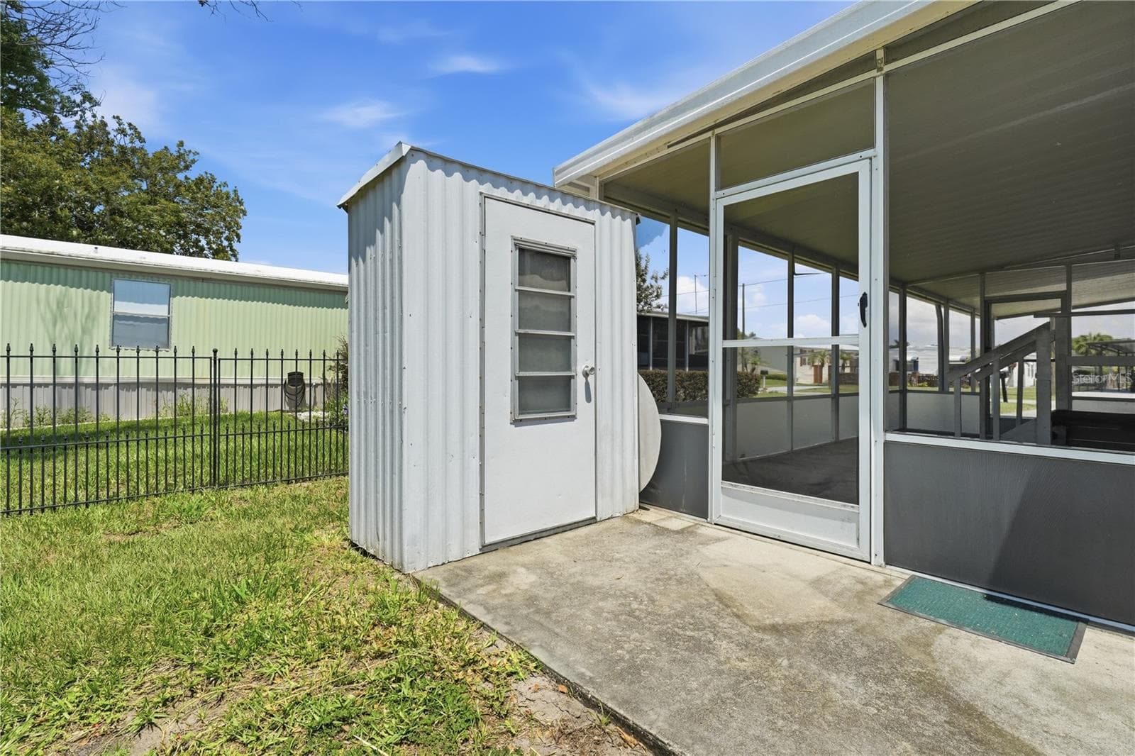 Rear view with small shed - 30107 GREEN BAY DR, TAVARES