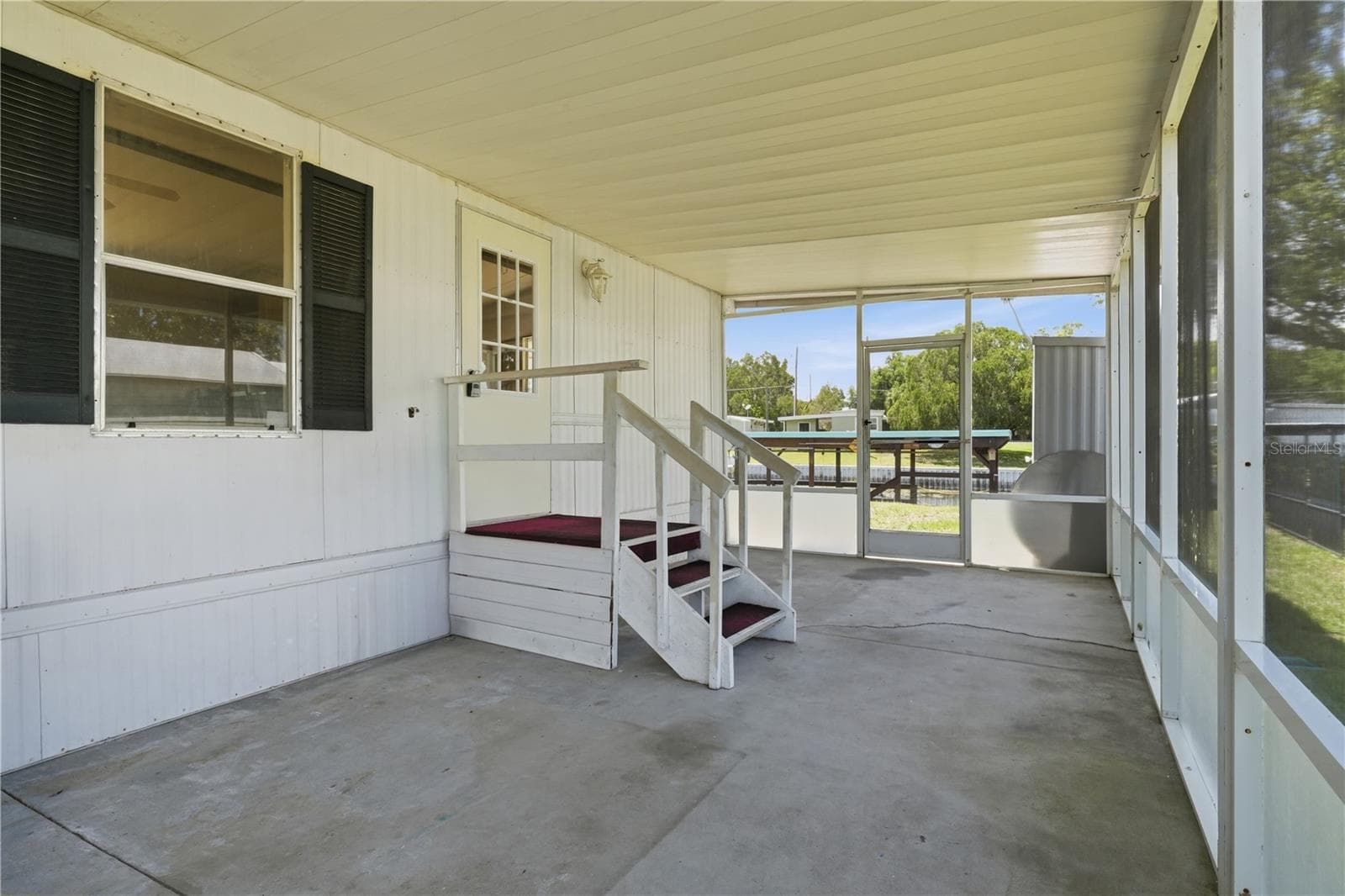 Screened and covered porch - 30107 GREEN BAY DR, TAVARES