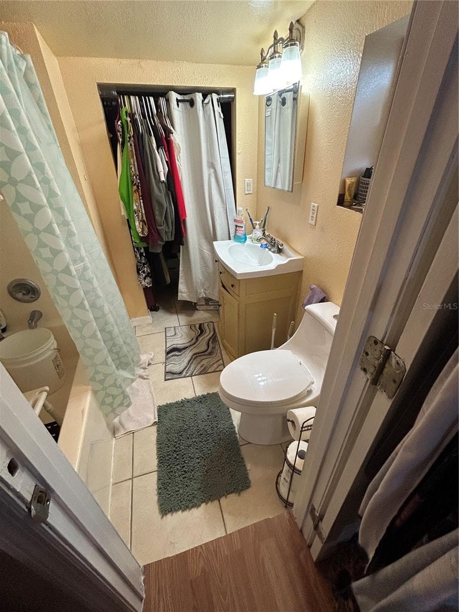Main bath - 629 HOLMES AVE, DAYTONA BEACH