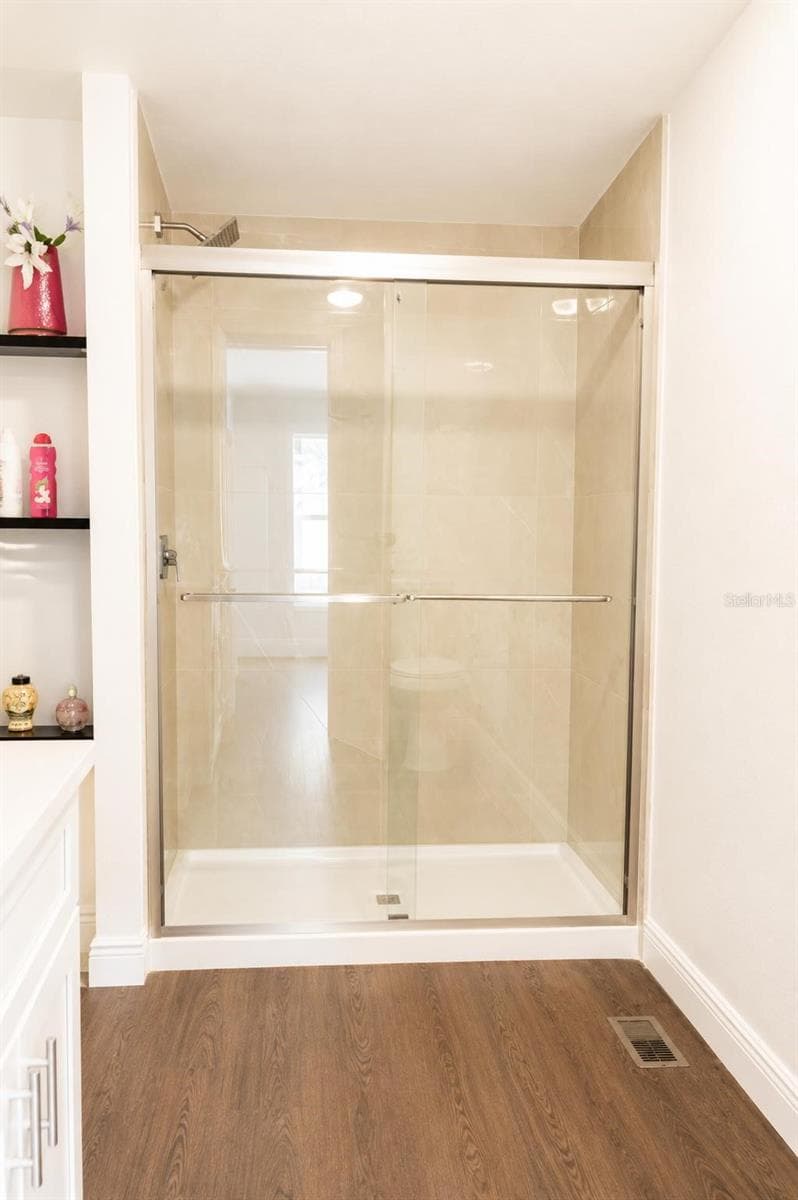 Modern Walk-In Glass Shower - 1809 NE 162ND ST, CITRA