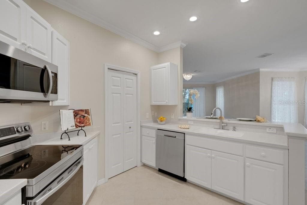 Newer stainless steel appliances, great lighting and . . . - 684 GRASSLANDS VILLAGE CIR, LAKELAND