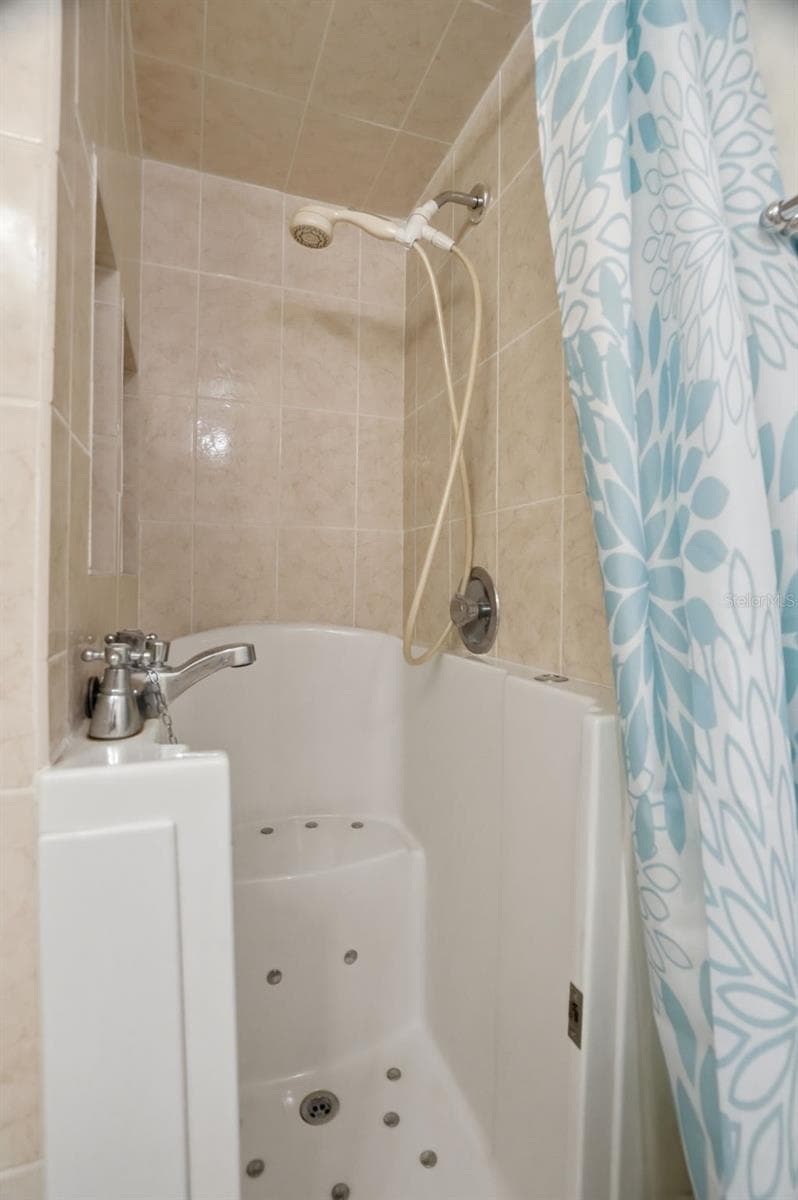 Hall bath - 5108 AMULET DR #205, NEW PORT RICHEY