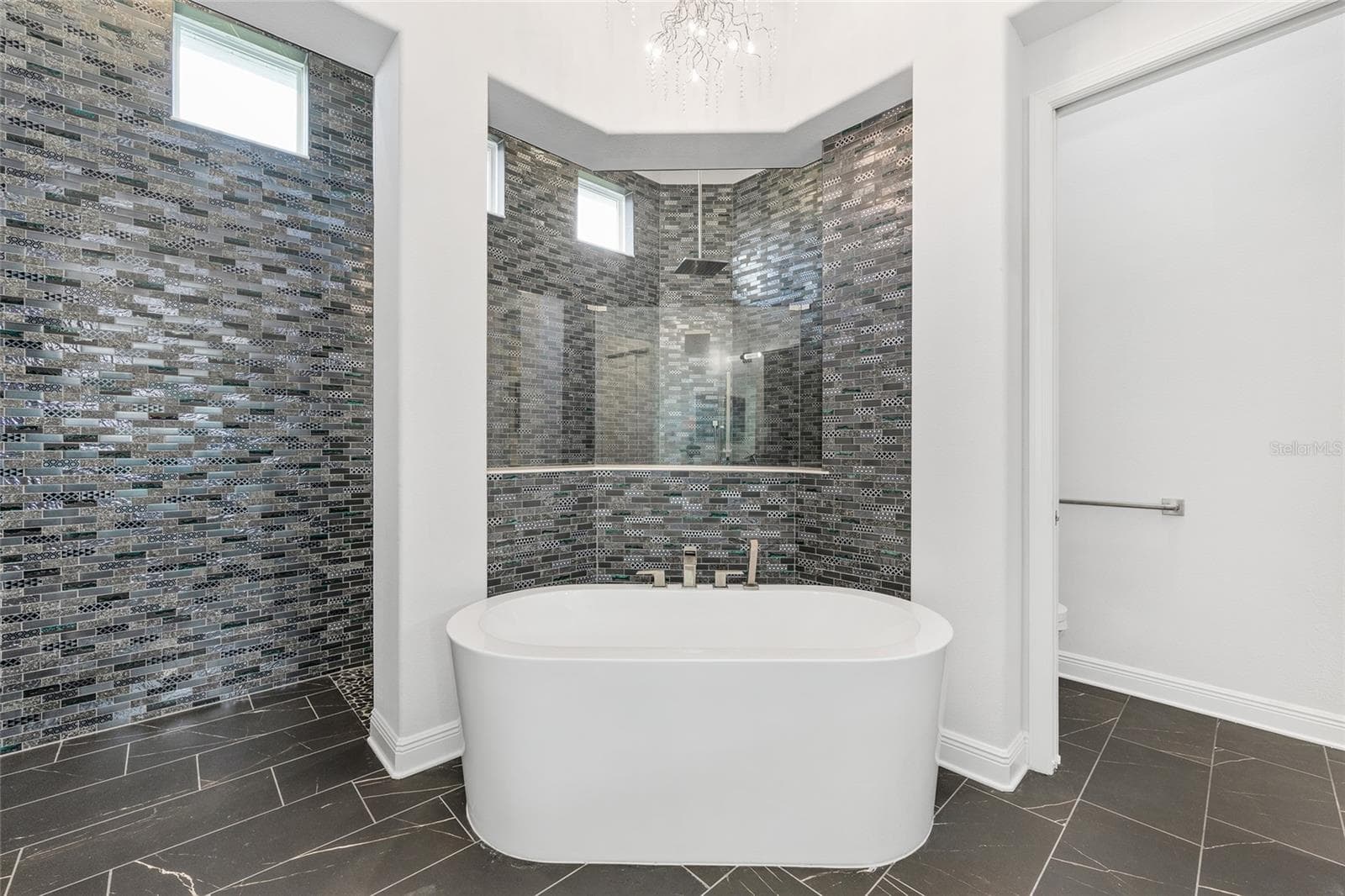 Free standing tub - 1500 W ALTON BAY PL, HERNANDO