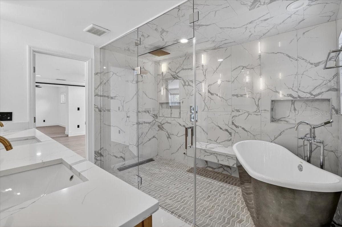 Primary Bath - 2708 N DUNDEE ST, TAMPA
