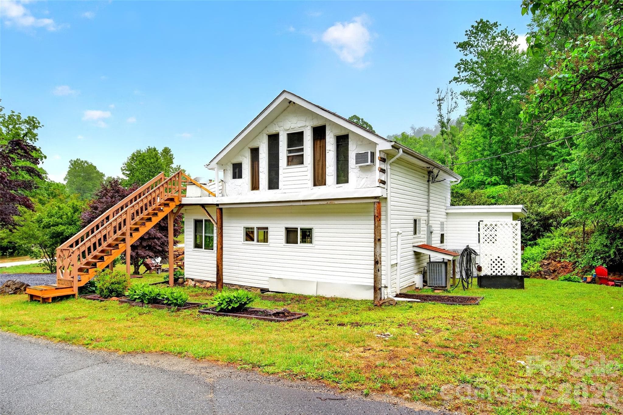 Welcome to 227 Locust Cove Rd, your creekfront cottage tucked between the mountains! - 227 Locust Cove Road, Marion