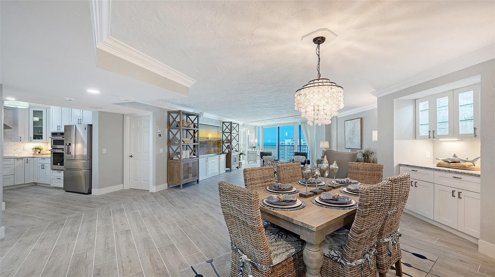 Warm Coastal Interior - 5880 MIDNIGHT PASS RD #907, SARASOTA
