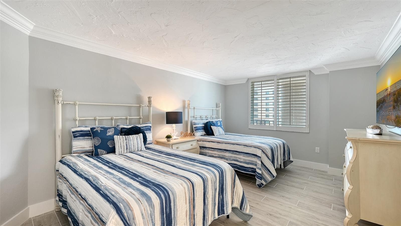 Oversized Guest Bedroom - 5880 MIDNIGHT PASS RD #907, SARASOTA