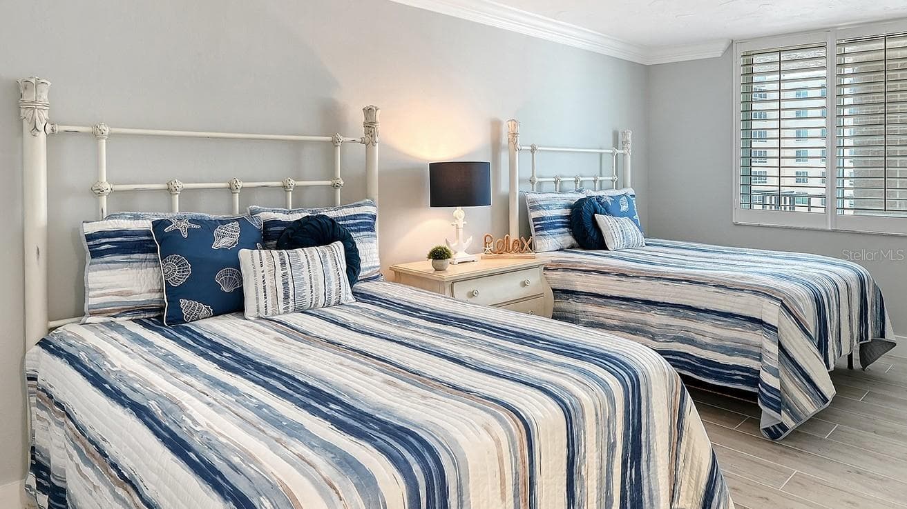 Oversized Guest Bedroom - 5880 MIDNIGHT PASS RD #907, SARASOTA