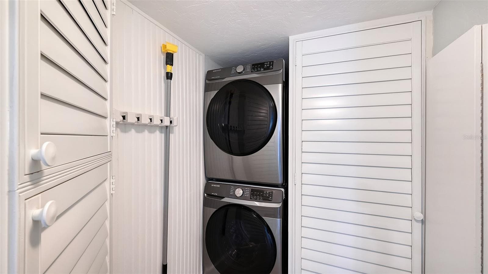Laundry Room - 5880 MIDNIGHT PASS RD #907, SARASOTA