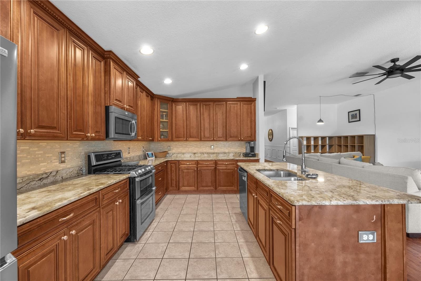 Single Family Residence at 16316 BRIDGEGLADE LN, LITHIA, photo 8 of 28