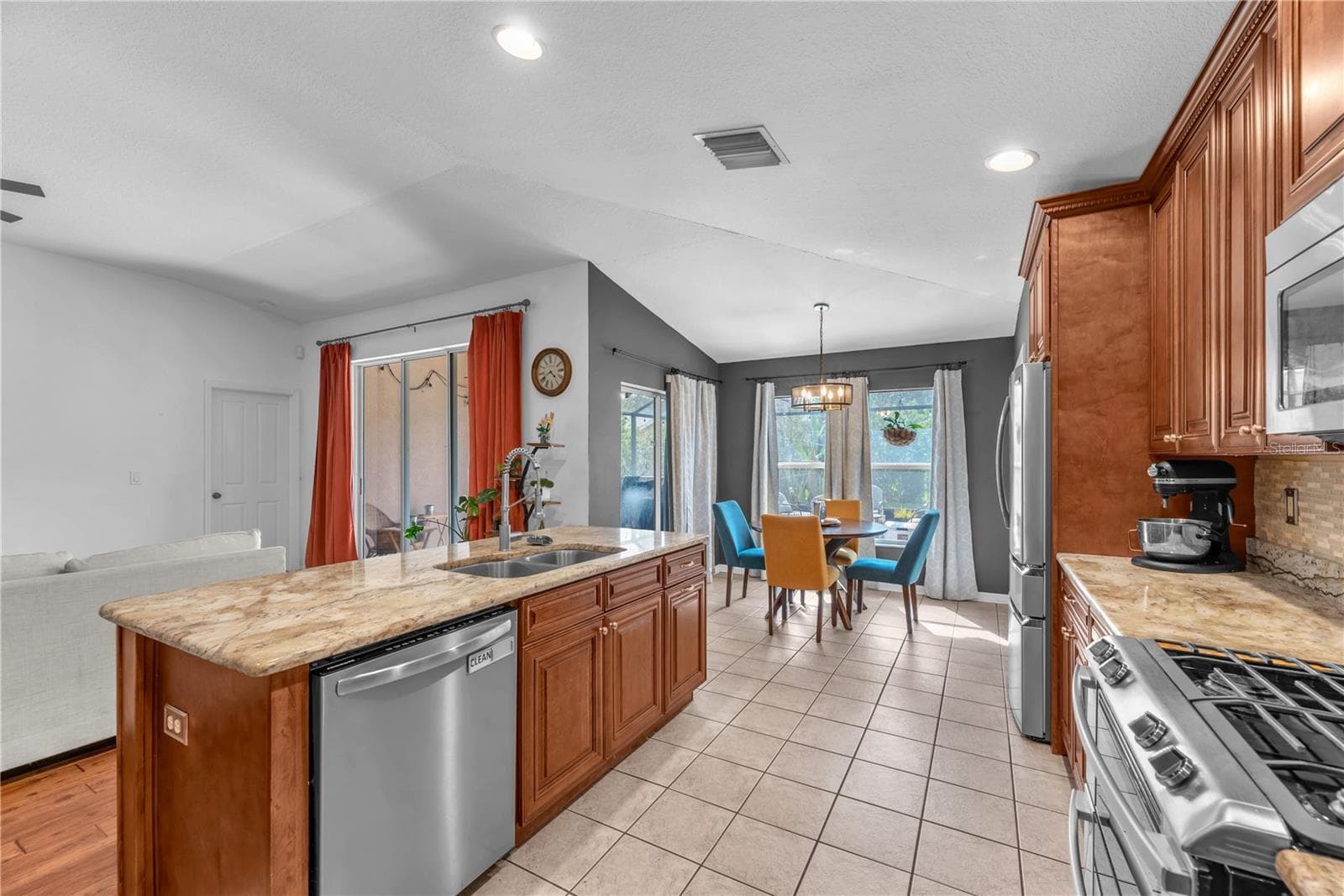 Single Family Residence at 16316 BRIDGEGLADE LN, LITHIA, photo 4 of 28