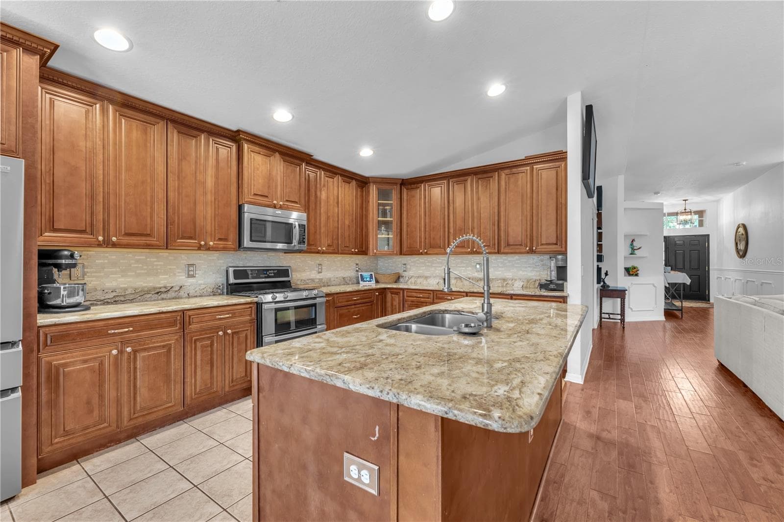 Single Family Residence at 16316 BRIDGEGLADE LN, LITHIA, photo 2 of 28