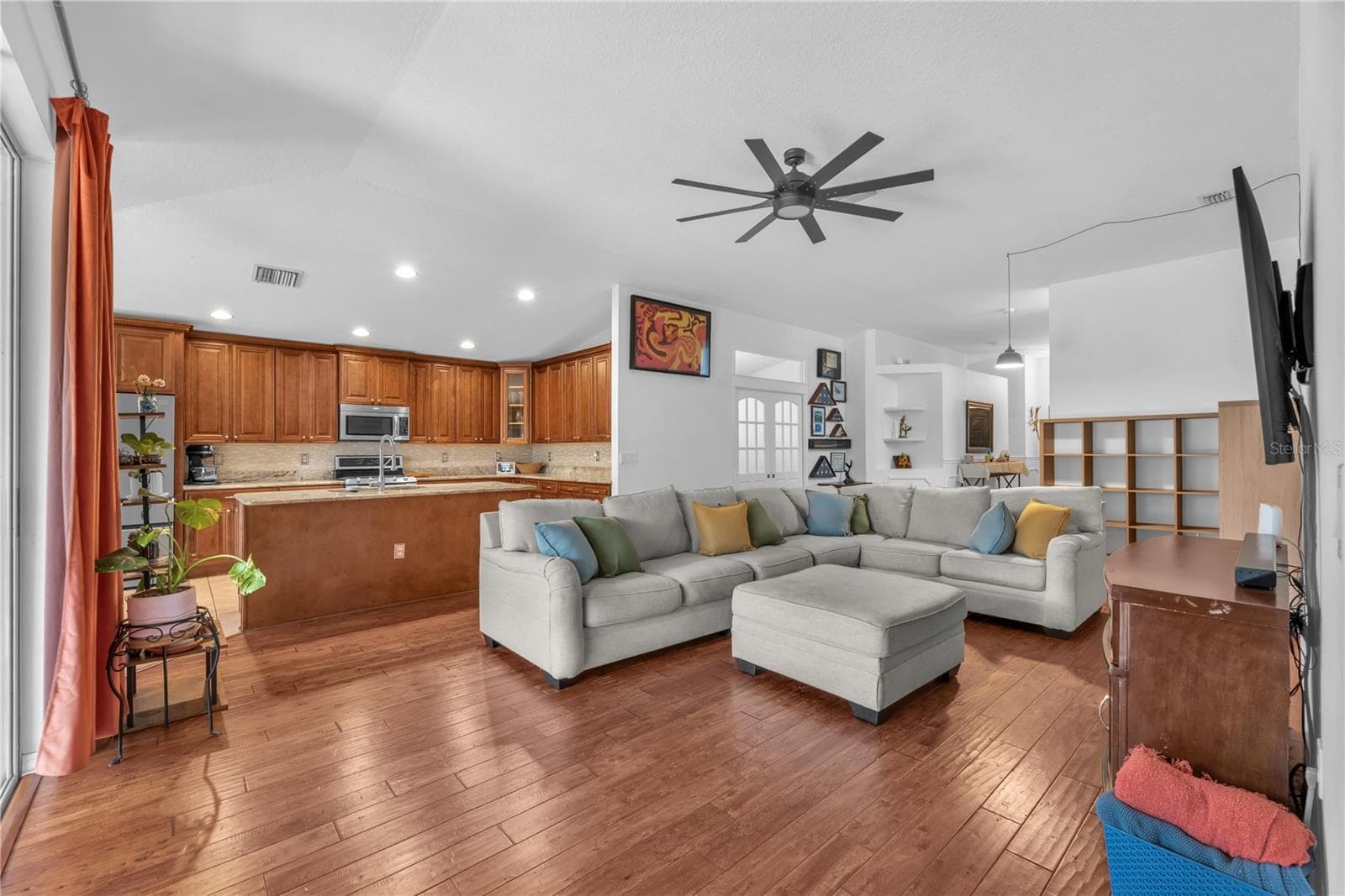Single Family Residence at 16316 BRIDGEGLADE LN, LITHIA, photo 5 of 28