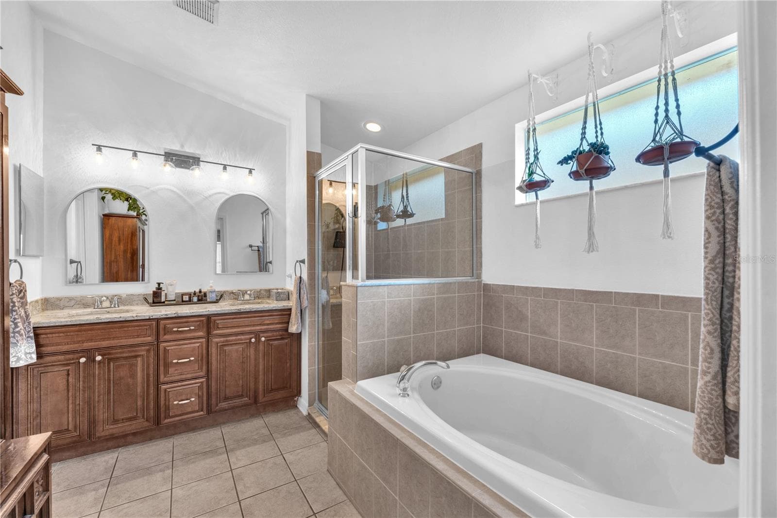 Single Family Residence at 16316 BRIDGEGLADE LN, LITHIA, photo 12 of 28