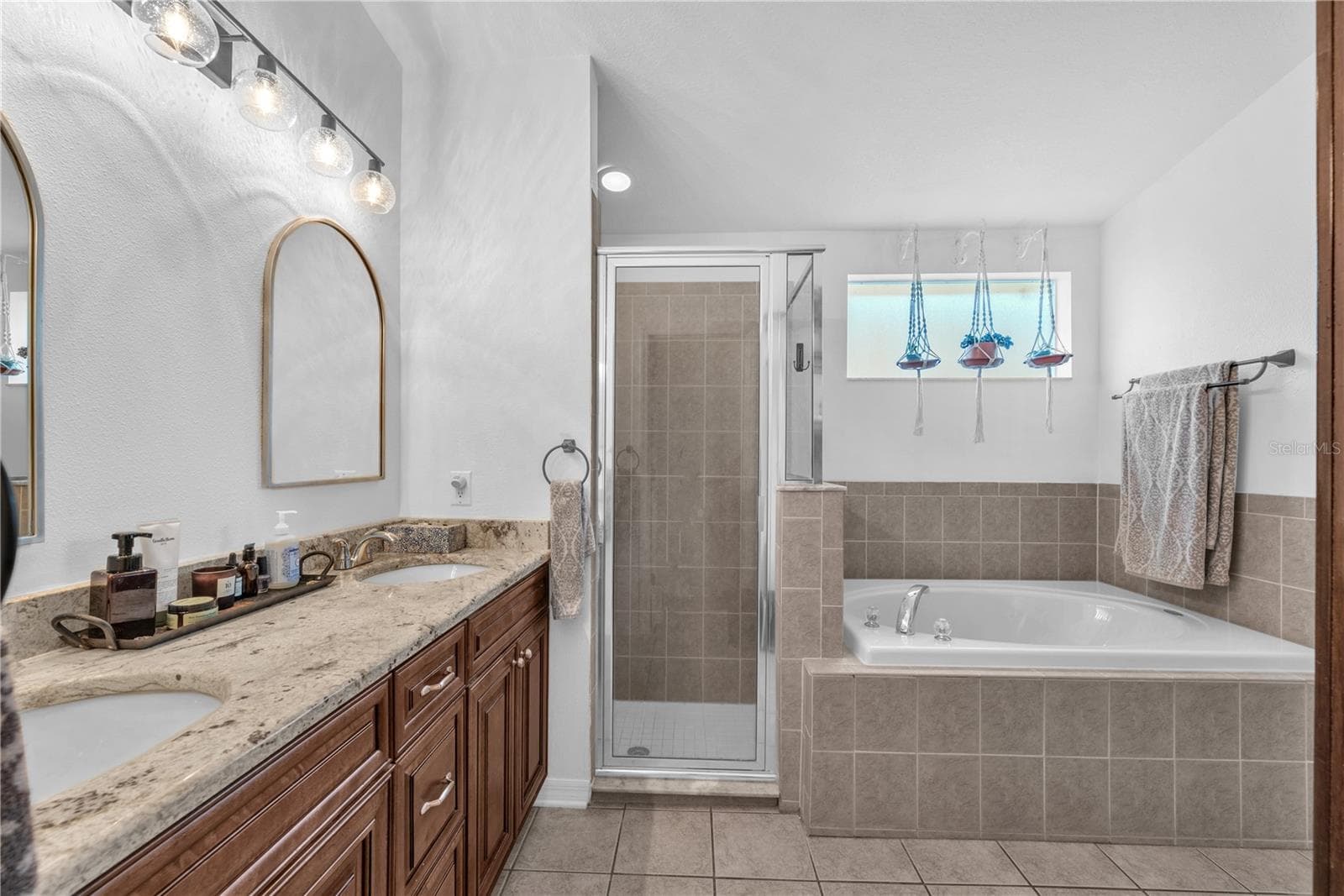 Single Family Residence at 16316 BRIDGEGLADE LN, LITHIA, photo 11 of 28