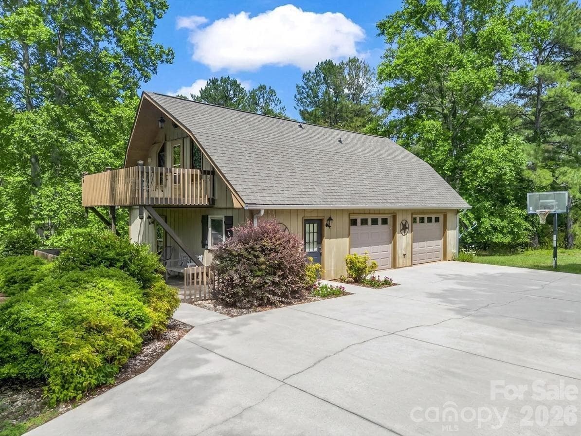 Garage apartment - 72 & 90 McEntire Road, Tryon