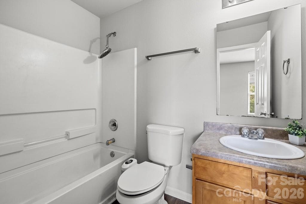 upper level bedroom 4 ensuite bathroom - 3272 Table Rock Drive, Gastonia