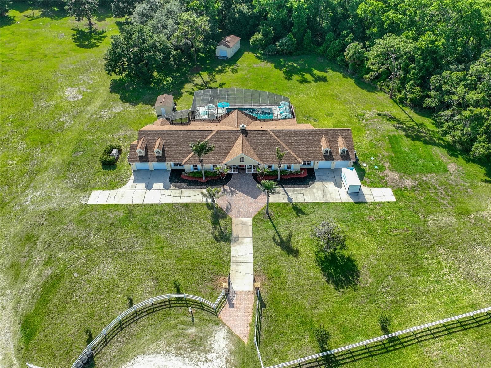 Tucked Away in a Cul-de-Sac - 2300 PINE MEADOWS PL, CHULUOTA