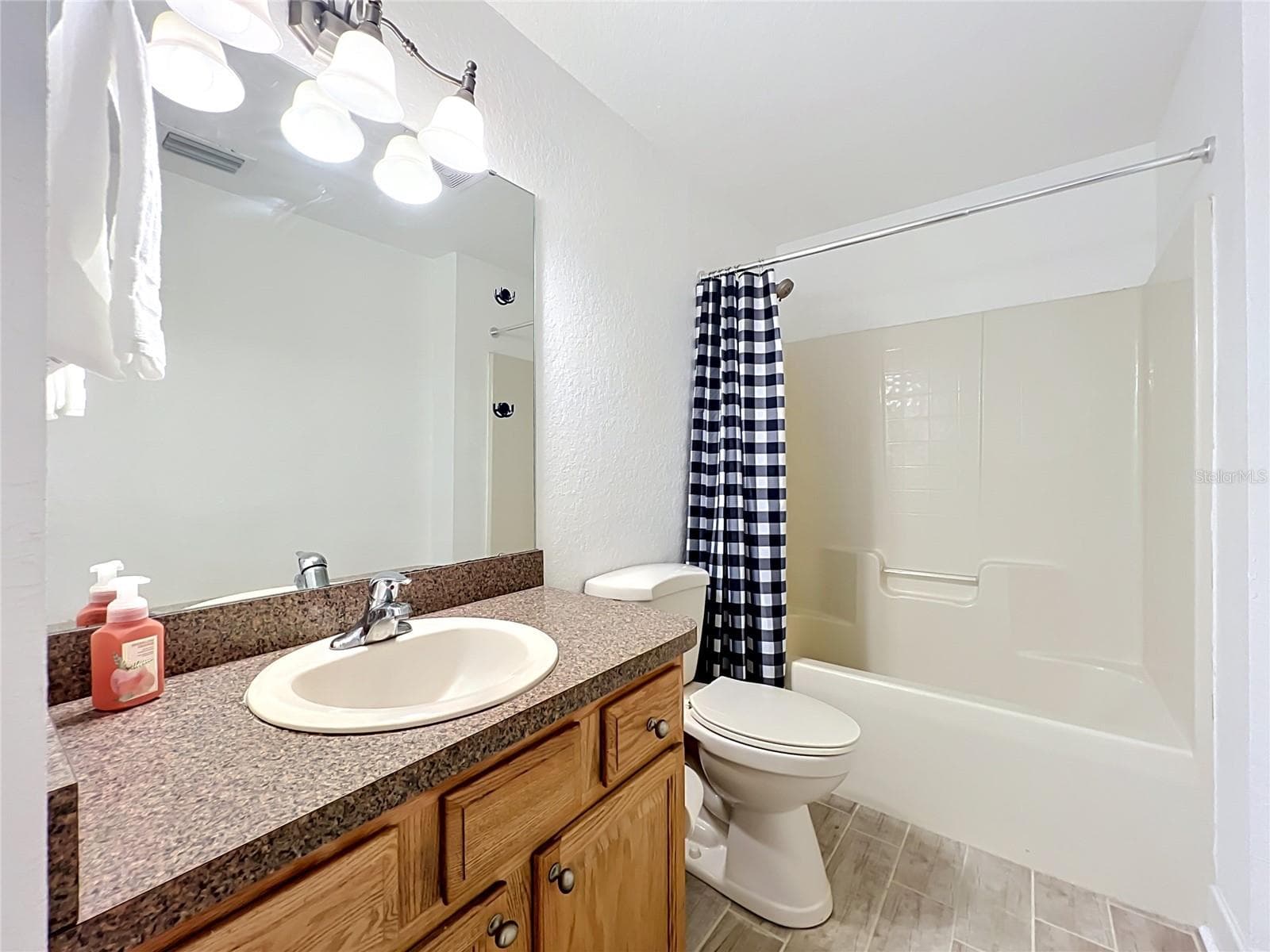 Right wing hallway bathroom - 2300 PINE MEADOWS PL, CHULUOTA
