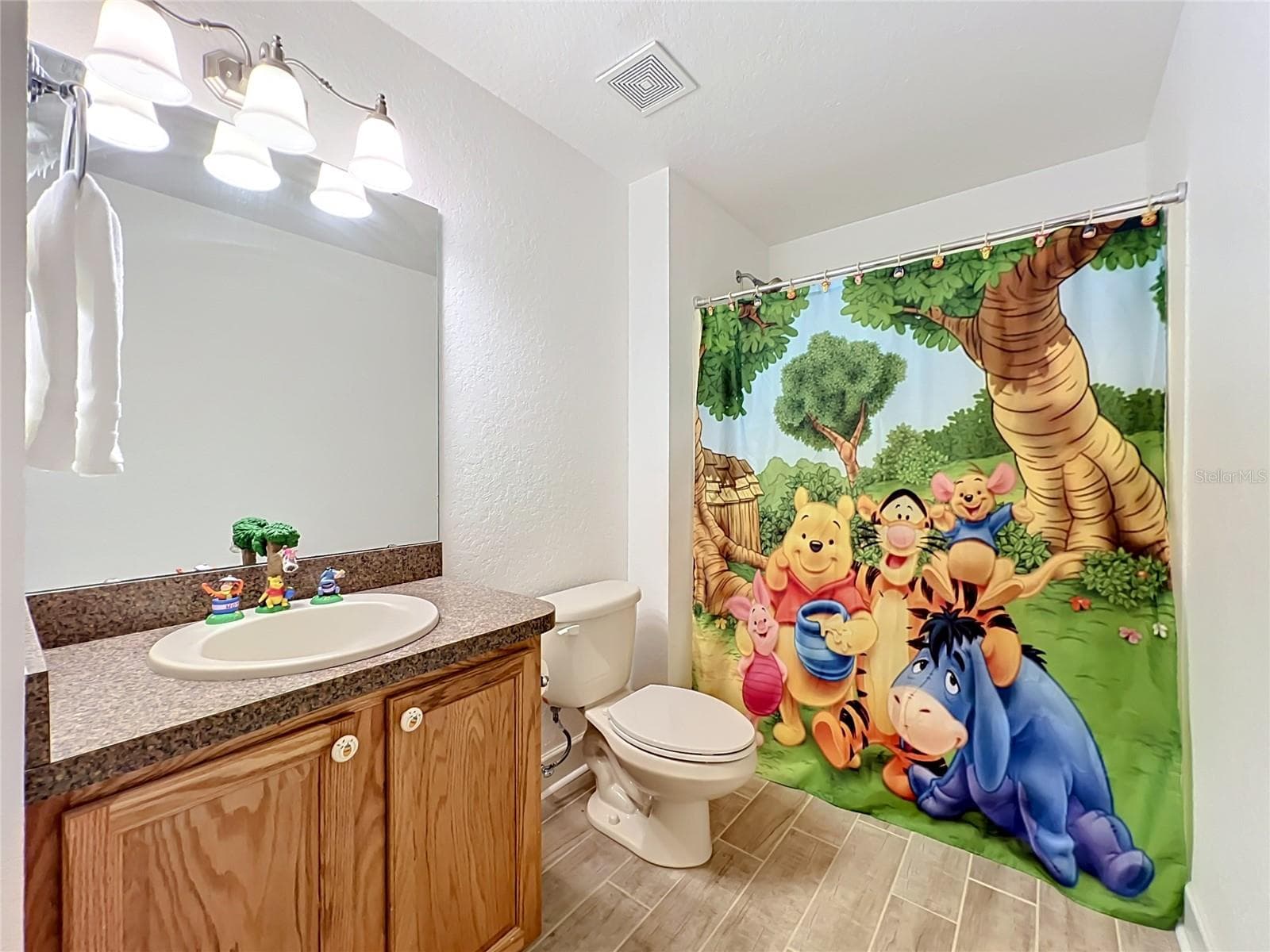 Left Wing Guest Full Bathroom (check out the faucet!) - 2300 PINE MEADOWS PL, CHULUOTA