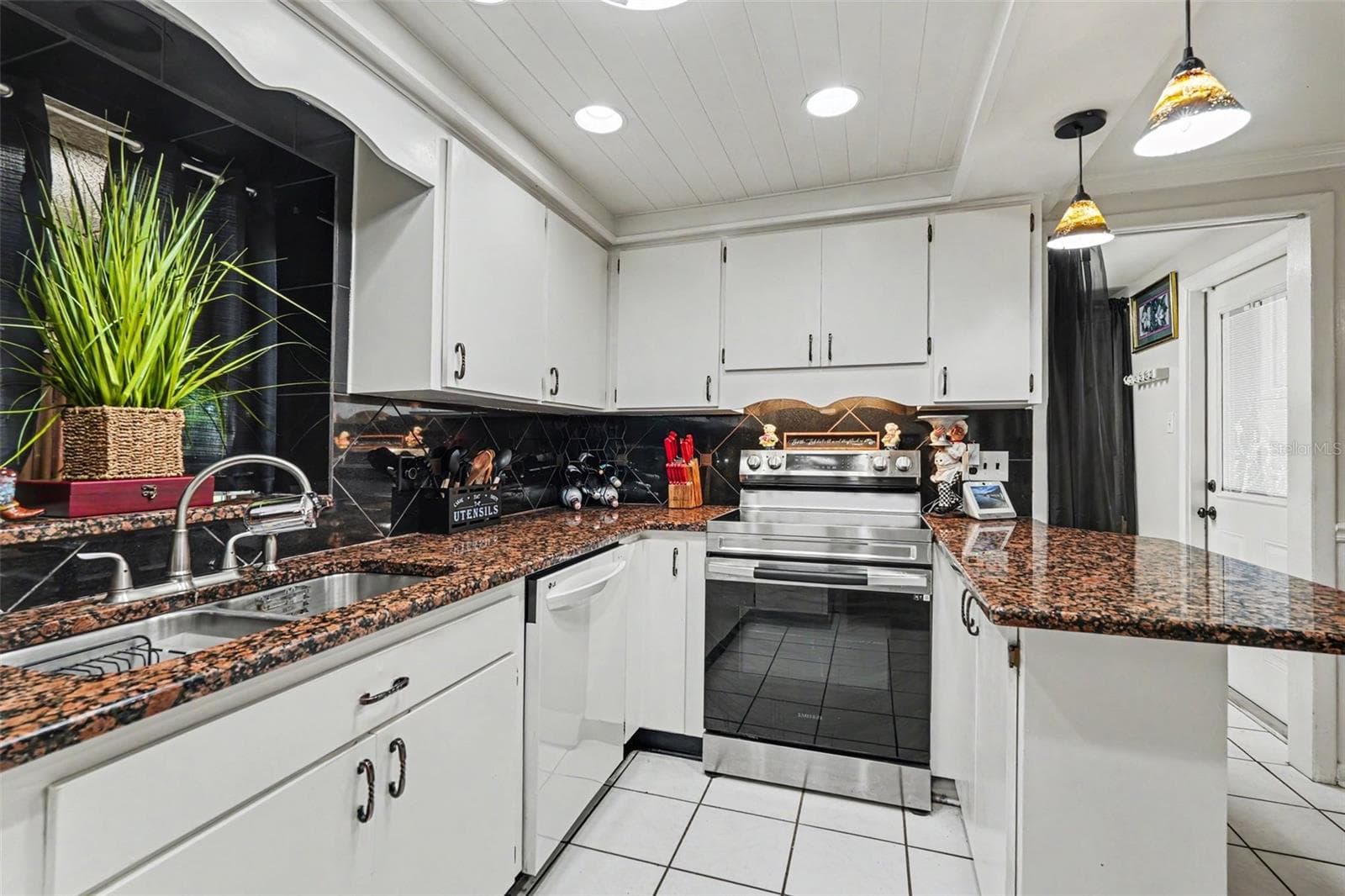 Single Family Residence at 8115 N OLA AVE, TAMPA, photo 15 of 38